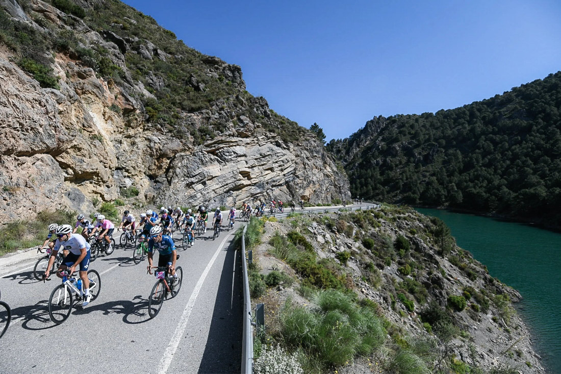Los ciclistas pasan por el pantano de Quéntar (TERRAINCOGNITA)