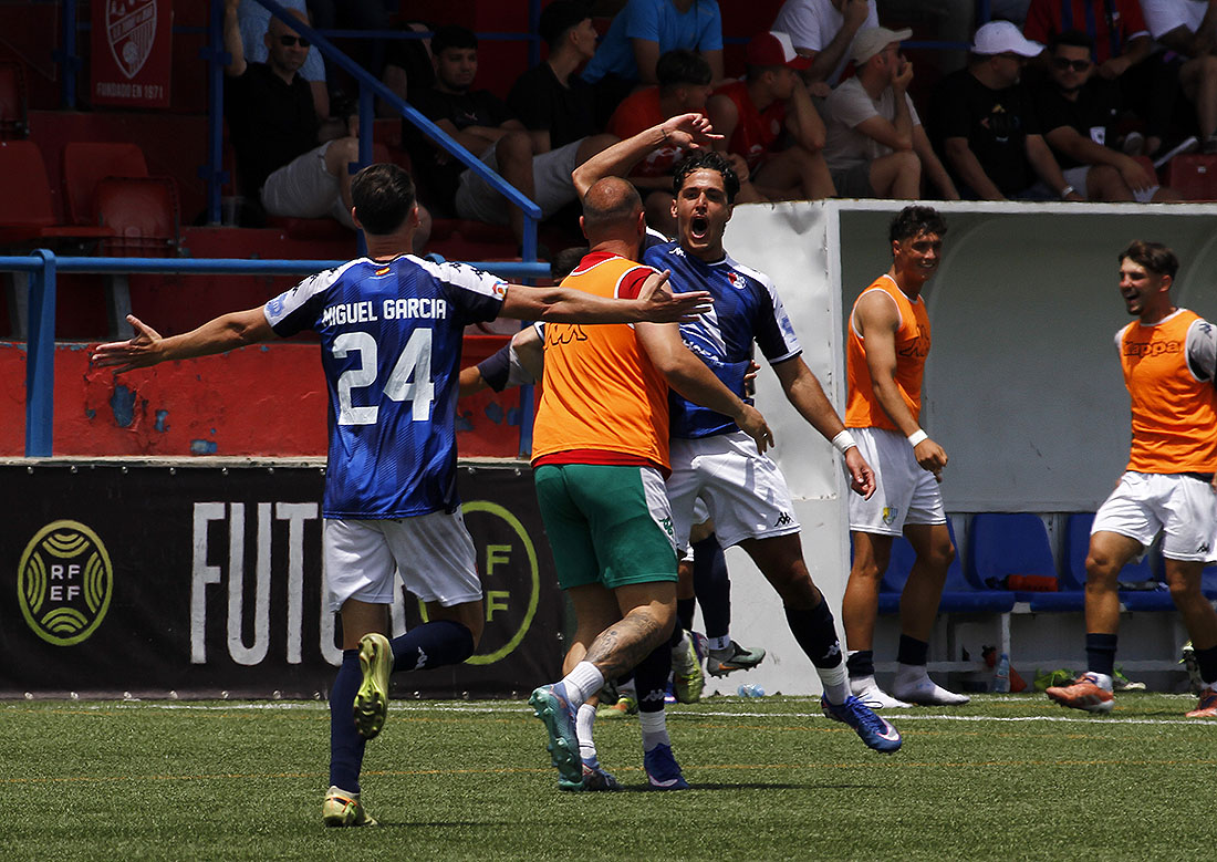 Bolívar festejando el gol ante la UD Torre del Mar (J. P. MARTÍNEZ)