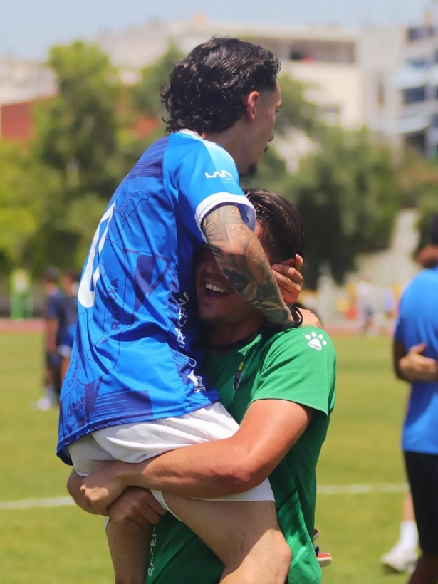 Falín Se abraza a David García a la finalización del partido (IVÁN MÁRQUEZ/ UD MARACENA)