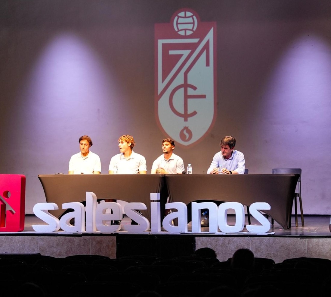 Un momento del acto con los niños (GRANADA CF)