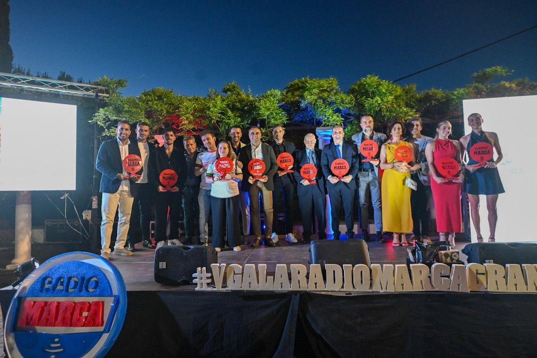 Foto de familia de los premiados en la V Gala Radio Marca Granada 