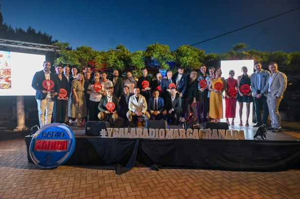 Foto de premiados, patrocinadores e instituciones en la V Gala Radio Marca Granada 