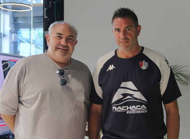Fernando de Haro junto a Fermín Criado, presidente del Arenas de Armilla (J. PALMA)