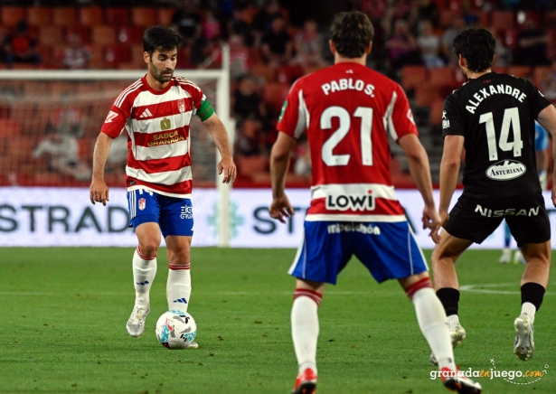 Manu Trigueros con el balón en el choque ante el Real Sporting (JOSÉ M. BALDOMERO)