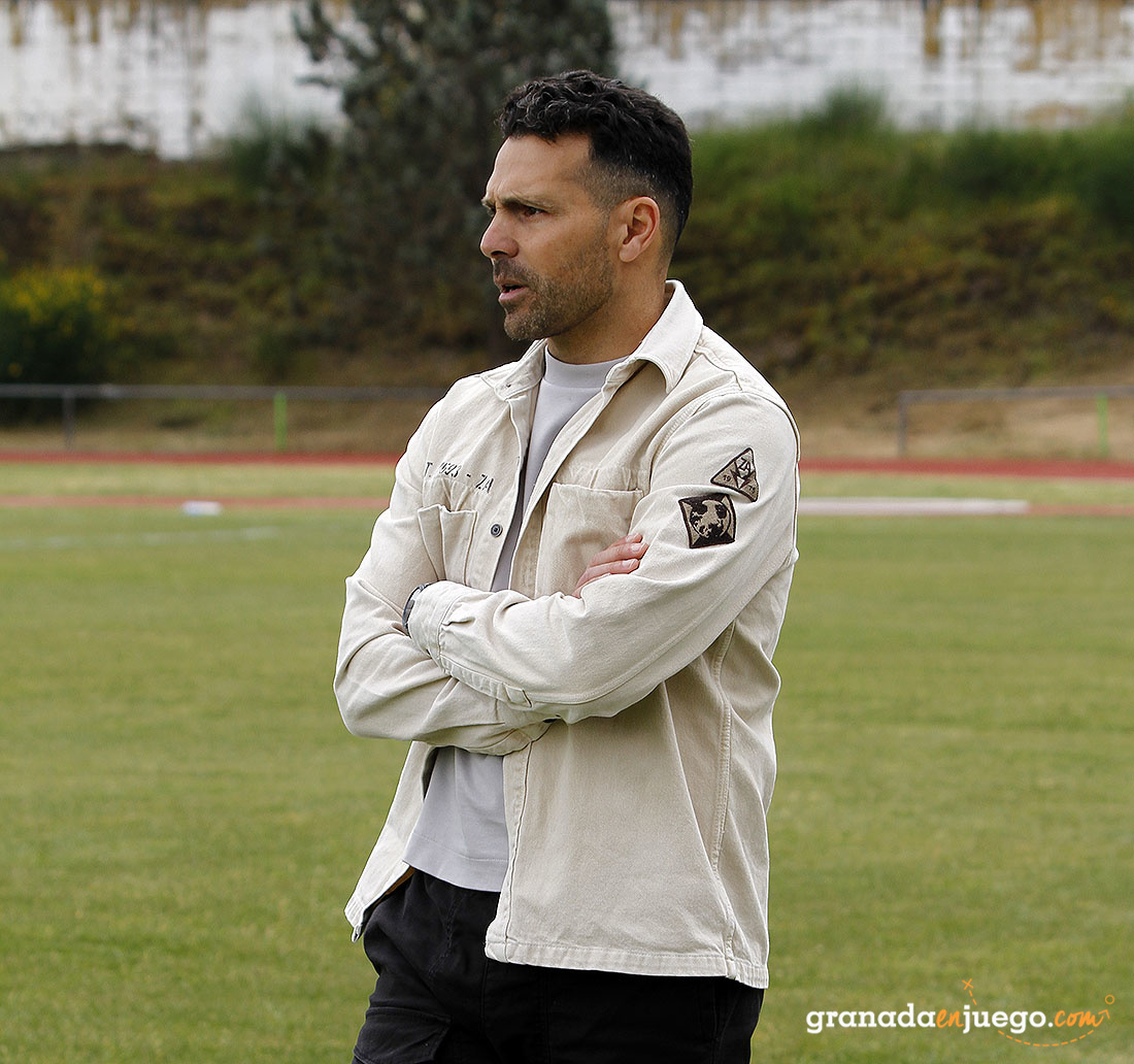 Javier Vilaseca, entrenador de la UD Maracena, durante un partido (J. PALMA)