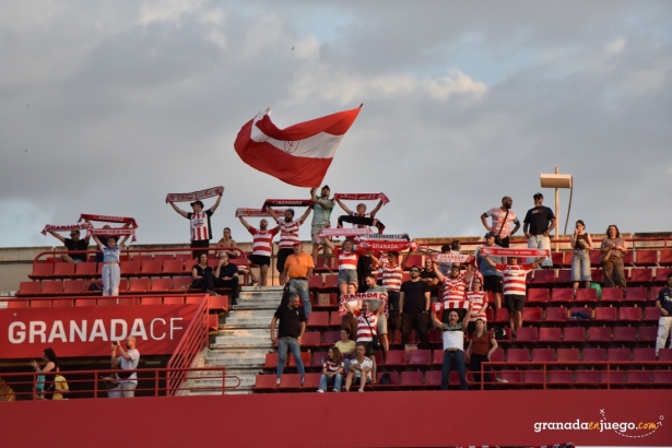 Solo 6.000 espectadores despidieron al equipo (J.M. BALDOMERO) Solo 6.000 espectadores despidieron al equipo (J.M. BALDOMERO)