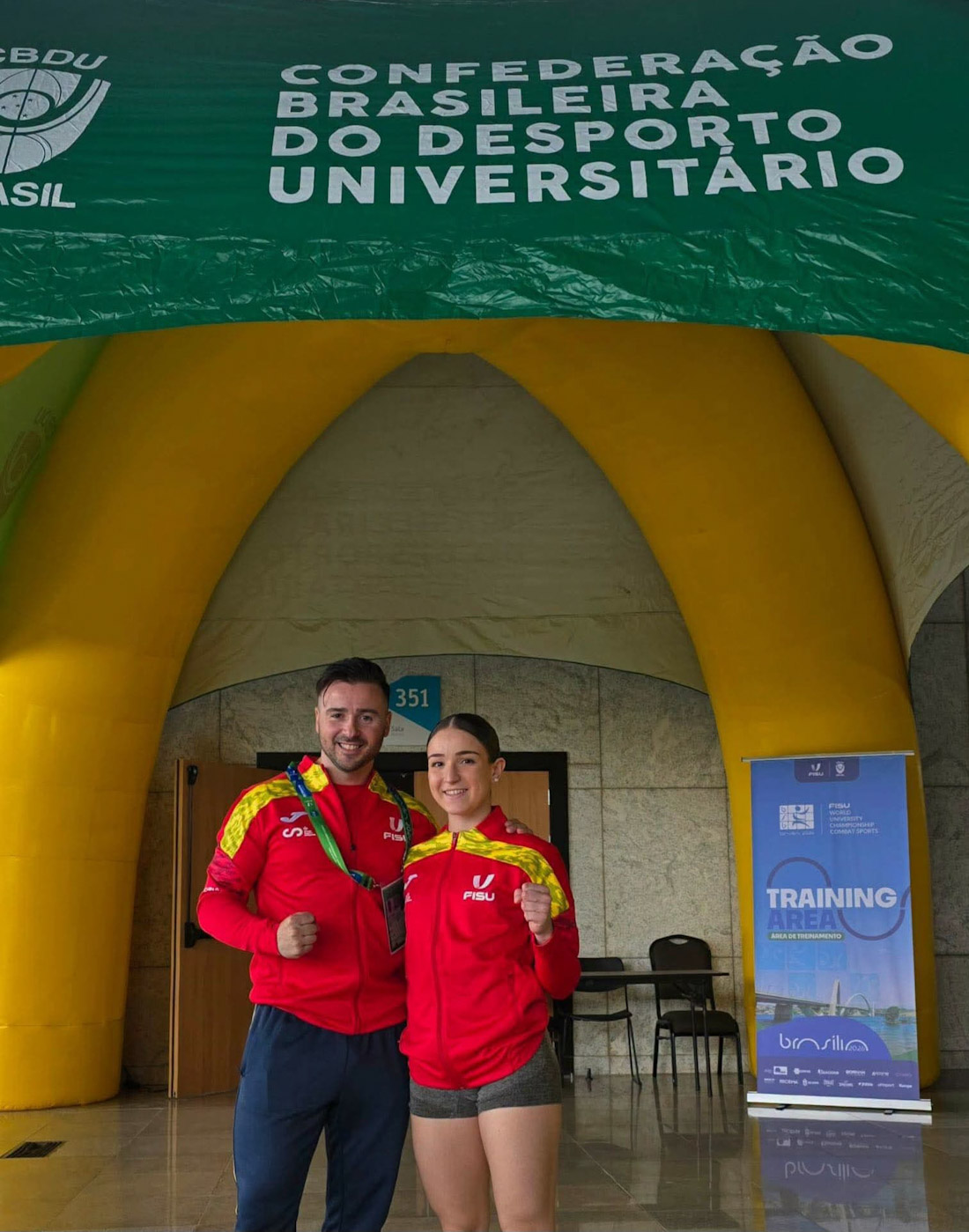 Abril Ángulo y si entrenador con la medalla de bronce 
