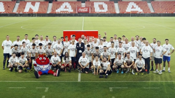 Foto de familia de la II Copa Fieles (GRANADA CF) Foto de familia de la II Copa Fieles (GRANADA CF)