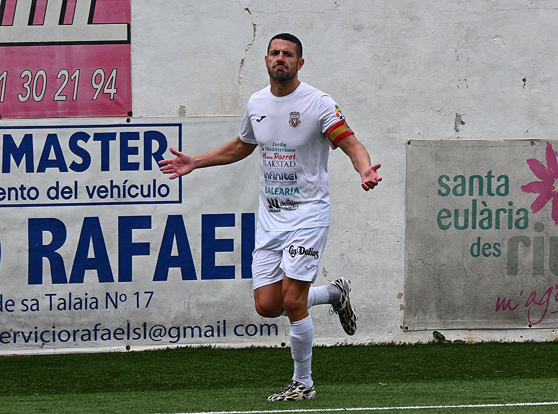 Manuel Salinas tras marcar un gol con su equipo esta temporada