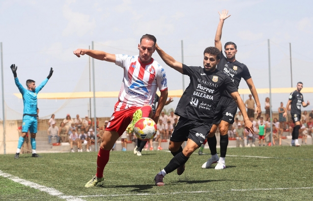 Miguel García, el mejor jugador de los locales, en una acción del partido ante la Peña Deportiva (GP MEDIA)