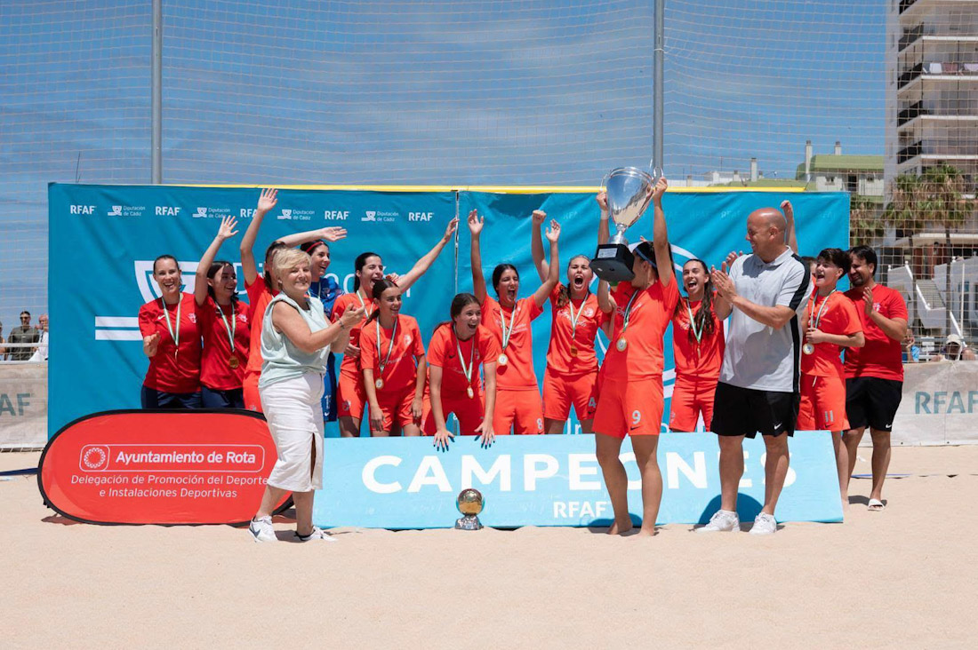 La selección granadina recibe la Copa de campeonas (RFAF)