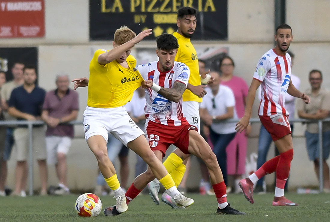 Diego López defiende a Cameron, jugador del CF Motril, en un partido anterior (GP MEDIA)