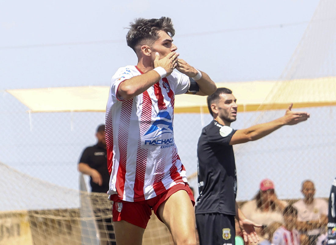 Álex Cabello celebra el tanto del Arenas ante la Peña Deportiva (GP MEDIA)
