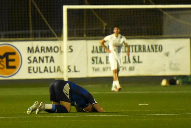 Un jugador del Arenas de Armilla desolado a la finalización del partido ante la Peña Deportiva (GP MEDIA)