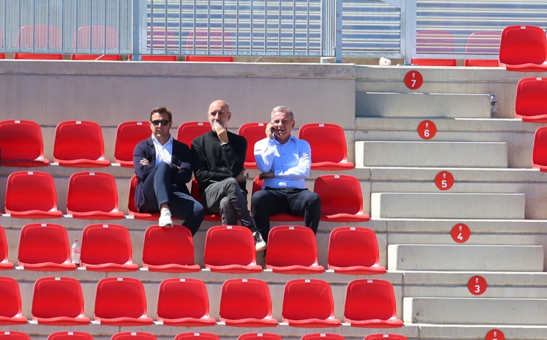 La dirección deportiva del Granada tiene mucho trabajo (J. AZCOYTIA)