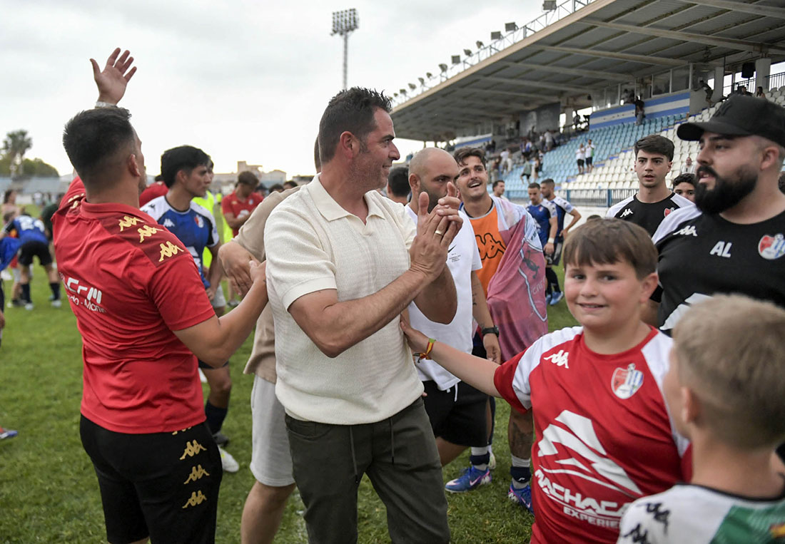 Fermín Criado, en el centro de la imagen, celebra la clasificación del Arenas en el campo del Motril (GP MEDIA)