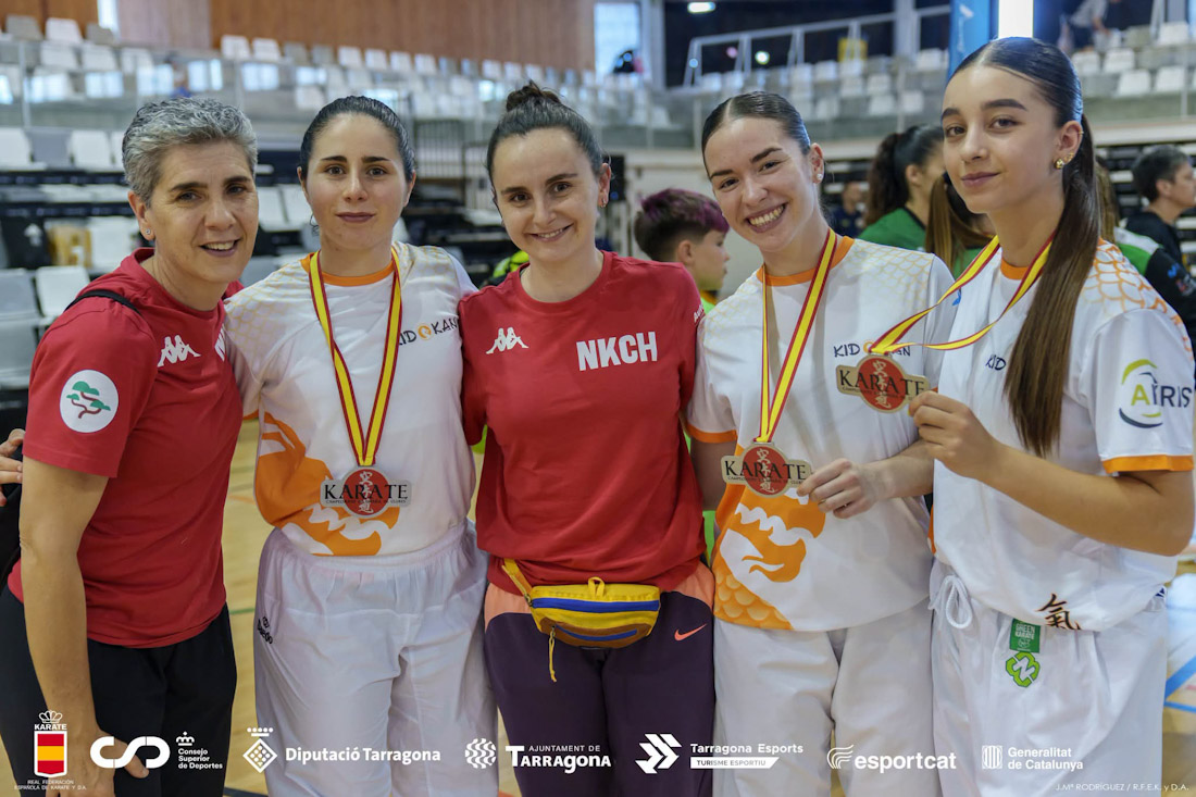 Obdulia Martínez, Mar Trenado, Ruth Trenado, Eva López y Julia Hernández con la medalla de plata (CLUB NOKACHI)