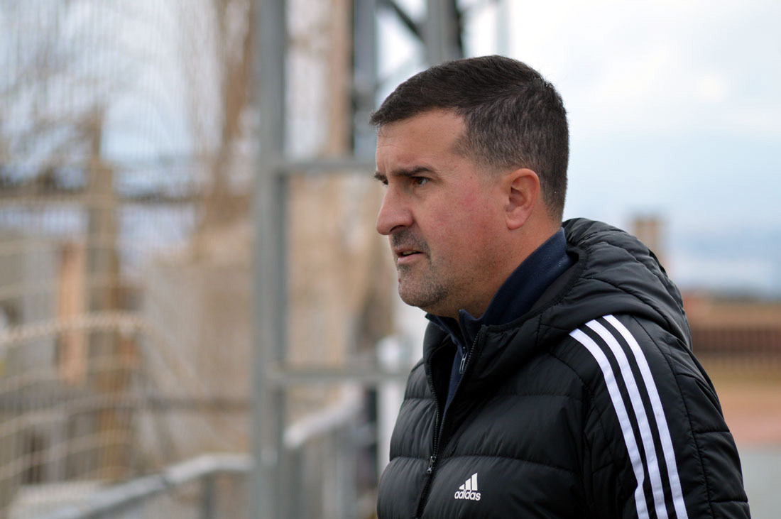 El presidente del CD Huétor Tájar, Luis Daza, durante un partido (J. PALMA)