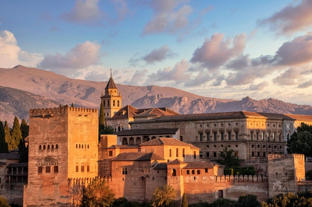 Granada recibe a estudiantes procedentes de otras provincias y países (PIXABAY) Granada recibe a estudiantes procedentes de otras provincias y países (PIXABAY)