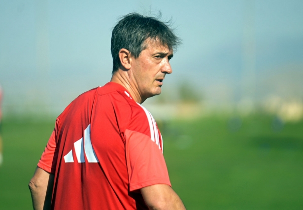 Pacheta, entrenador del Granada CF, en el primer entreno de la pretemporada (GP MEDIA) Pacheta, entrenador del Granada CF, en el primer entreno de la pretemporada (GP MEDIA)
