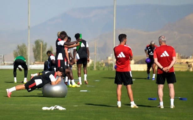 Jugadores de la plantilla rojiblanca realizando ejercicios físicos en el primer entreno de la pretemporada (GP MEDIA)