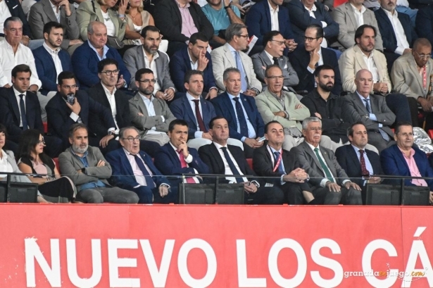 La Junta General se aplaza (J.M. BALDOMERO)