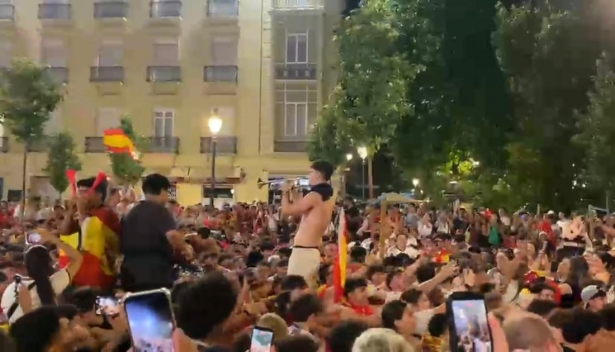 Las calles de Granada se volcaron con la Selección 