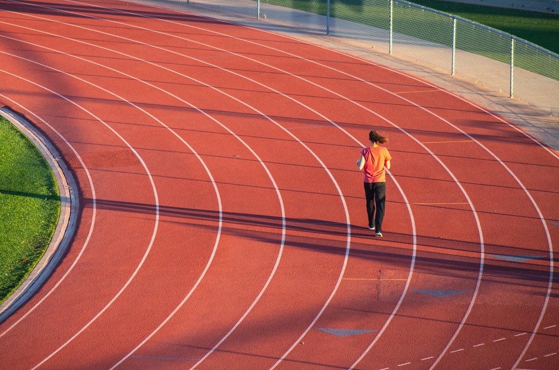 Una mujer haciendo atletismo (UGR)