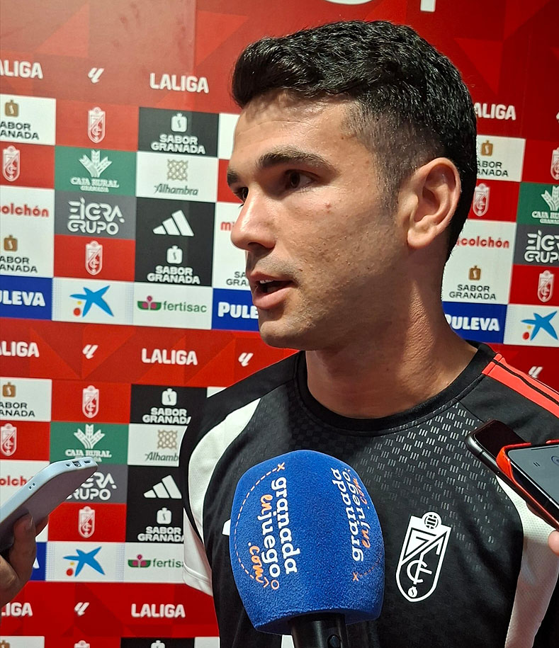 Pau Casadesús, jugador del Granada CF, en zona mixta (J. PALMA)