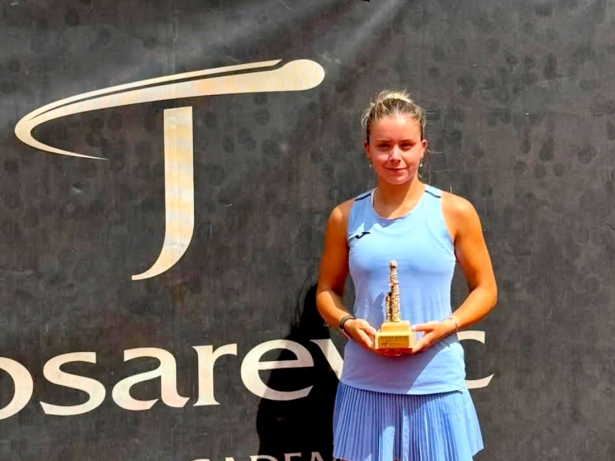 Ariana Geerlings posa con el trofeo Ariana Geerlings posa con el trofeo