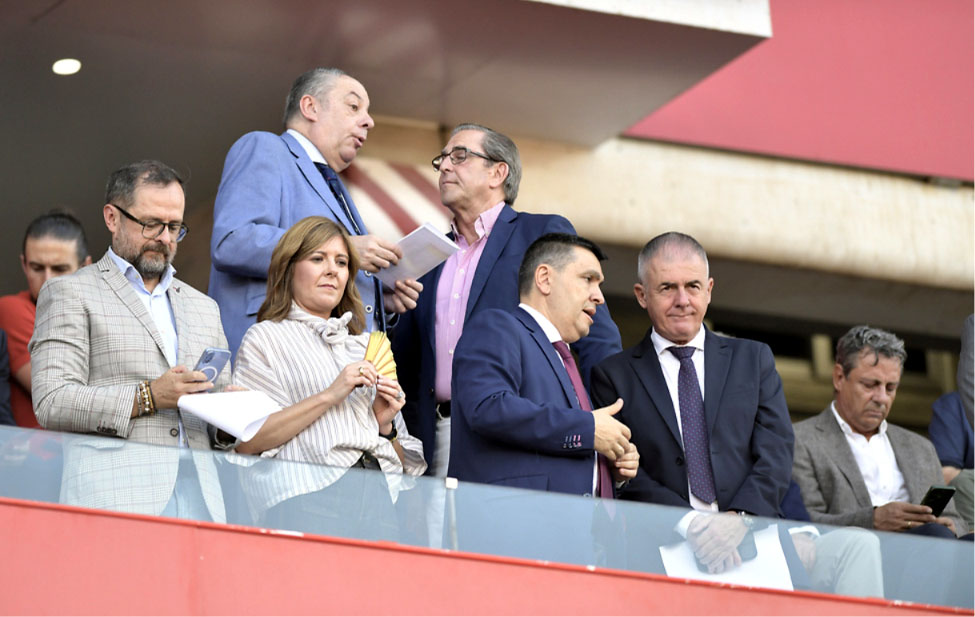 Lucas Alcaraz junto a Jorge Iglesias, concejal de Deportes del Ayuntamiento de Granada, en el palco (GP MEDIA)