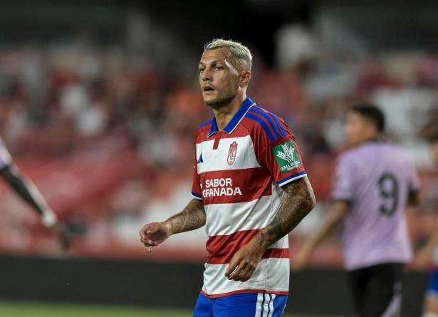 Stoichkov disputó sus últimos minutos como rojiblanco ante el Almería (GP MEDIA) Stoichkov disputó sus últimos minutos como rojiblanco ante el Almería (GP MEDIA)