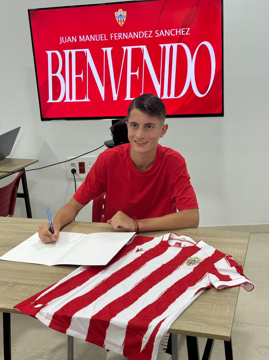 Juanma Fernández firma por la UD Almería 