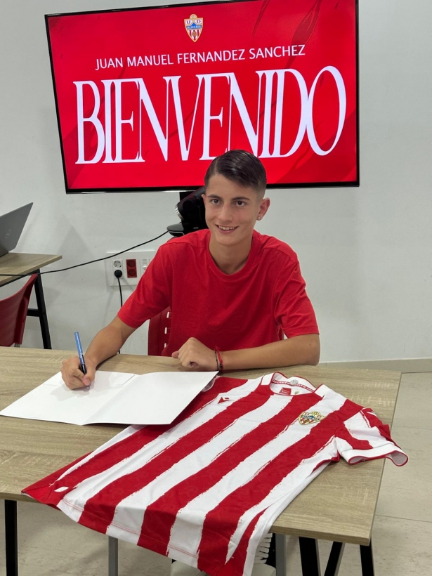 Juanma Fernández firma por la UD Almería Juanma Fernández firma por la UD Almería
