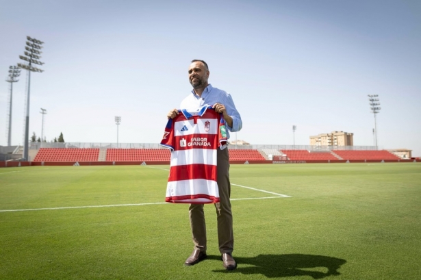 Francisco Rodríguez ha posado con la primera equipación (DIPUACIÓN DE GRANADA)