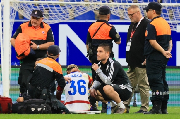 Owen tuvo que ser evacuado en ambulancia (LOF)