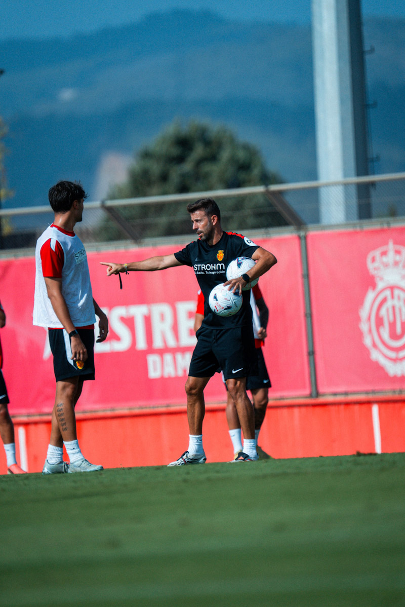 Luis García da instrucciones en un entrenamiento del Mallorca (RCD MALLORCA)