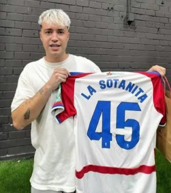 La Sotanita con la camiseta del Granada CF