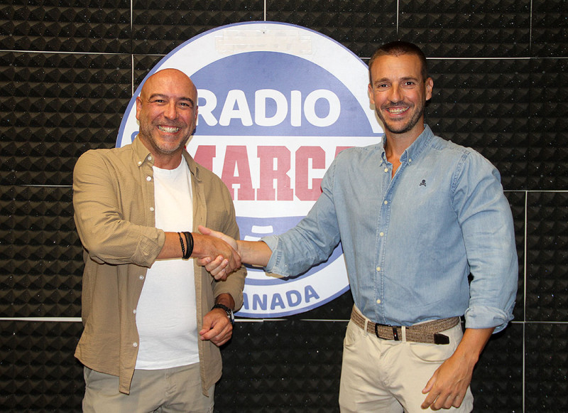 Javier Palma, a la izquierda, estrecha la mano a José Ángel Martos, director de Radio MARCA Granada (GRJ)