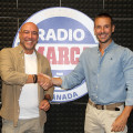Javier Palma, a la izquierda, estrecha la mano a José Ángel Martos, director de Radio MARCA Granada (GRJ)
