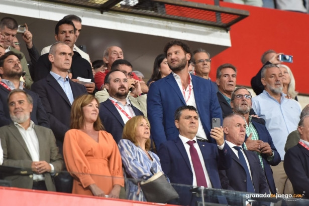 Beristain ya estuvo en el palco junto a Schwimer en el partido ante el Mallorca (J.M. BALDOMERO) Beristain ya estuvo en el palco junto a Schwimer en el partido ante el Mallorca (J.M. BALDOMERO)