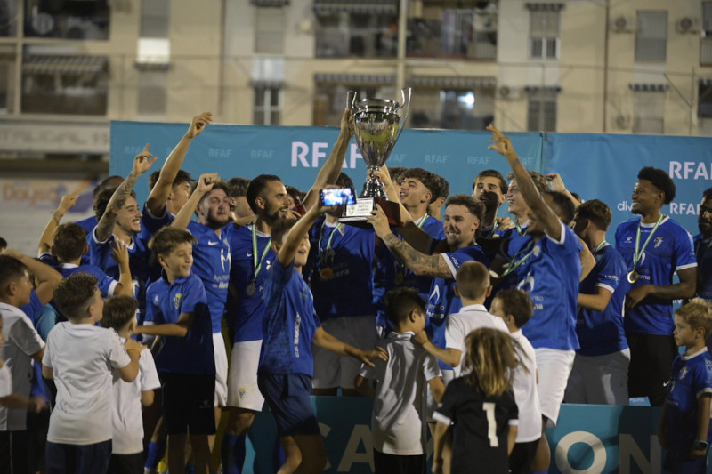 La UD Maracena levanta el trofeo de la Copa Andalucía (GPMEDIA) La UD Maracena levanta el trofeo de la Copa Andalucía (GPMEDIA)