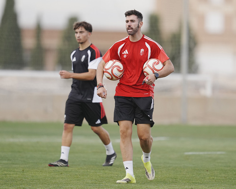 Sergio Ortiz, entrenador del Recreativo de granada, durante un entrenamiento (GCF)