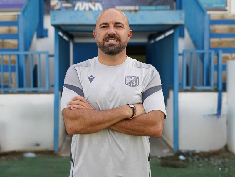 Raúl Barroso, entrenador del CF Motril, posa en el estadio 'Escribano Castilla' (CF MOTRIL)