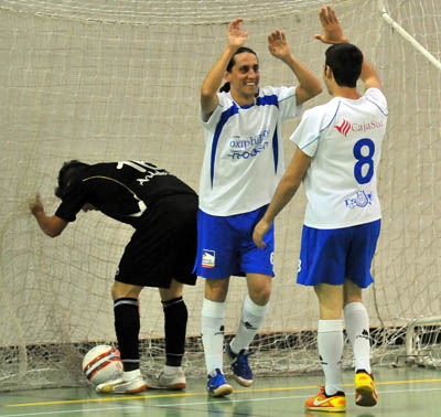 Dos jugadores de Oxipharma celebrando un gol
