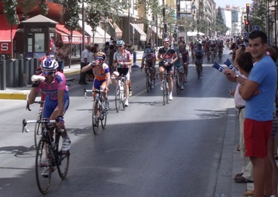 Paso de los corredores por la Avenida Medina Olmos de Guadix. (R.UBRIC)