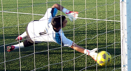 Momento en el que el meta rojiblanco Sánchez para un penalti (LÁZARO)