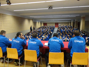 Los jugadores del Oxipharma ante su atenta audiencia