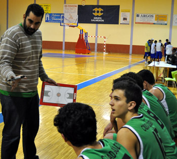El técnico Ramón Díaz da instrucciones a sus jugadores