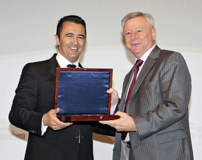Murado recibiendo el galardón